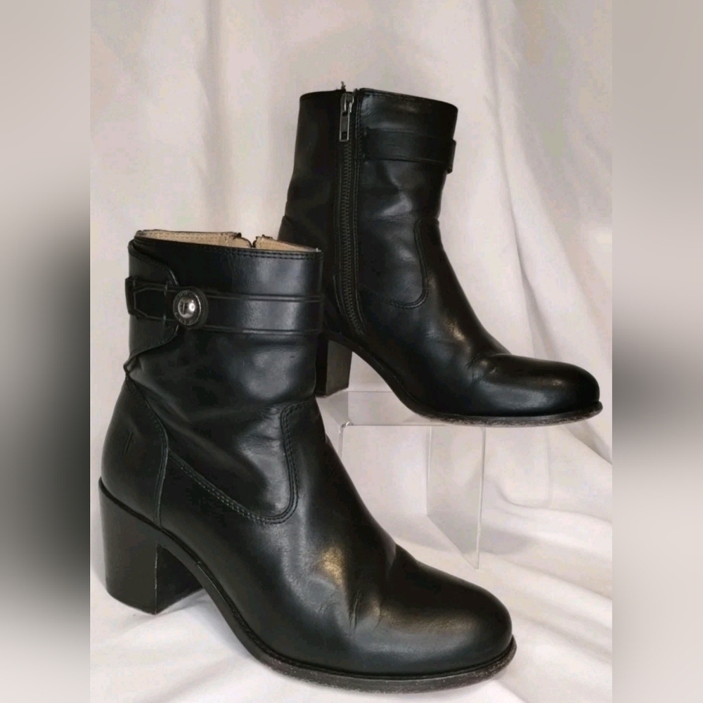 Frye Malorie Button Black Leather Ankle Boots Short Heels Zip Smooth Sz 8 B
